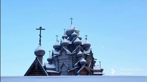 Em Nizhny Novgorod, a Catedral Alexander Nevsky foi cercada por uma gigantesca fita de São Jorge...