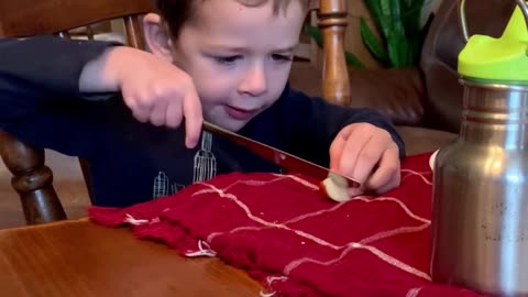 😍 Toddler teaches how to cut an apple! 🍎