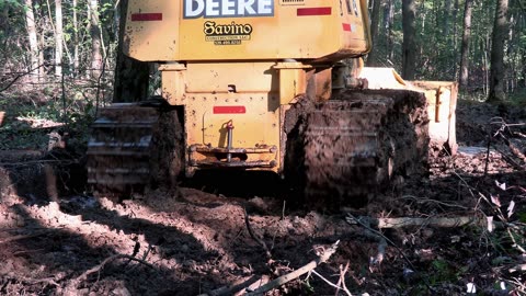 John Deere 550H Bulldozer Pushing Dirt #bulldozer #johndeere #muddytrails