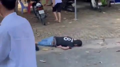 Se hace el muerto en pelea y termina con un "Fatality" ☠️ ( le dio un golpe tremendo )