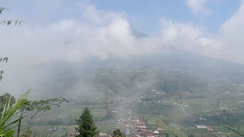 Pemandangan gunung selamet di Jawa Tengah