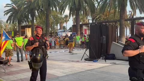 1.- Vecinos de Salou paran el paseo por la república catalana