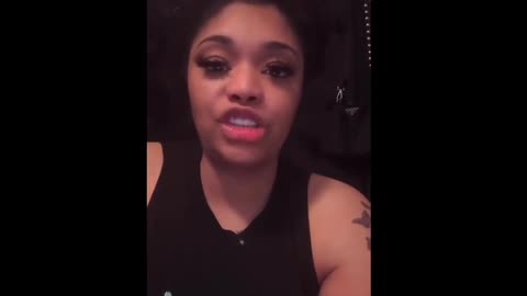 AshleyChinaRed isn’t afraid to speak her mind as she reads & roasts the girls.💥💁🏾‍♀️