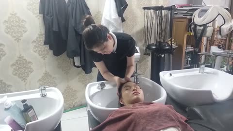 Vietnamese barbershop - Relaxing massage and shampoo service for women at Thap Nguyen Hair Salon