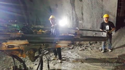 Self-drilling Rock Bolts as Pipe Umbrella System to Support Panxing Tunnel