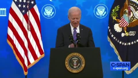 Audience laughs as Joe Biden forgets his mask