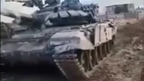 UKRAINE: XE TĂNG T-72 BỊ BINH SĨ NGA BỎ RƠI TRONG TÌNH TRẠNG HOÀN HẢO. HẾT NHIÊN LIỆU❗️