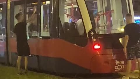 Brisanje Soferke na Tramvaju - Washing A Windows On A Tram