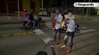 La Noche Vive: Parranda en el semáforo 2