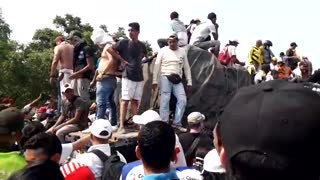 Venezolanos recibiendo ayuda humanitaria