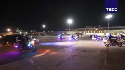 🇷🇺🇲🇳Vladimir Putin's motorcade calmly leaves the airport