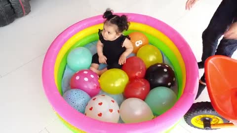 Baby amira playing with colored balloons - Adel et sami