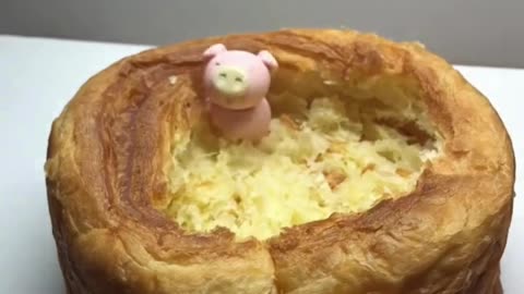 Watch: A Toy Pig Eating an Entire Cake—Boundless Creativity! 🐷🍰