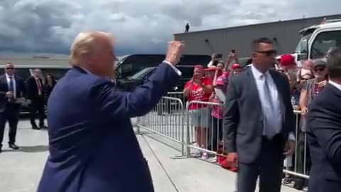 “FIGHT, FIGHT, FIGHT!” President Trump is greeted by supporters in PA 🇺🇸