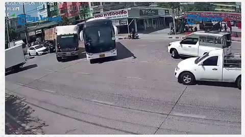 Terekam CCTV, Sopir Truk Berhasil Hindari Laka dengan Bus