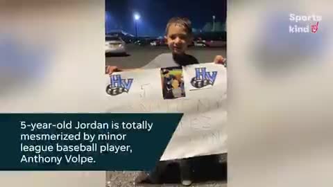 This baseball player asking a fan for *his* autograph is just adorable 😍