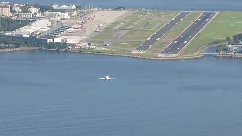 TAM A319 landing at Santos_ Dumont_ Airport .