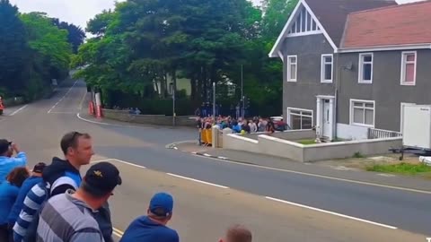 TT ISLE OF MAN motorcycle racing through city streets