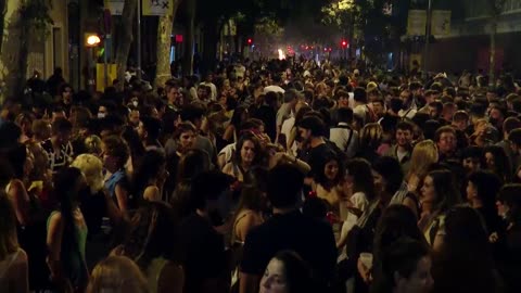 Aglomeraciones en Barcelona en la noche de San Juan