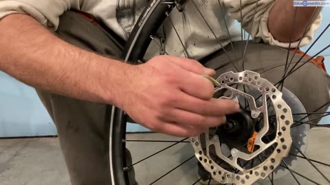 How to remove, and mount a brake disc (rotor) for a bicycle wheel