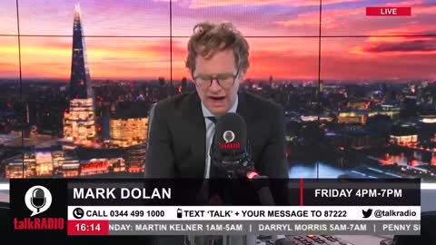 El presentador de televisión inglés Mark Dolan cortó la mascarilla