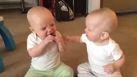 Twin-baby-girls-fight-over-pacifier-270-ytshorts.savetube.me