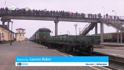 First train arrives in Kherson as Russia cripples Ukraine power grid | DW News