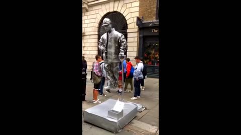 OMG SCARY MOVING STATUE IN LONDON