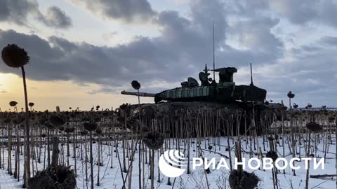 Footage of Russian T-72 tanks and the latest T-90M "Breakthrough" tanks.