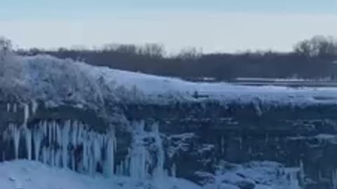 Niagra Falls turns into a winter wonderland