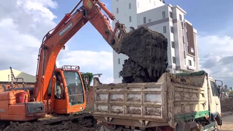 DOOSAN DX-300-LC-HD Excavator Dig mud Dirt To prepare drainage and roads Be Tong