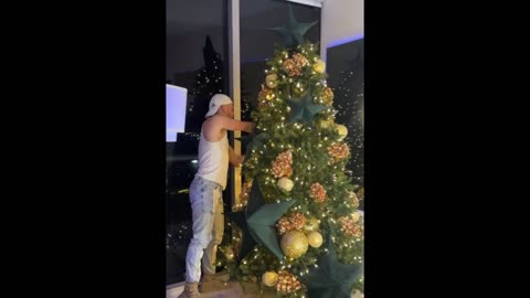 LA LIMPIEZA A PROFUNDIDAD DE NINEL CONDE PARA PONER SU ÁRBOL NAVIDEÑO