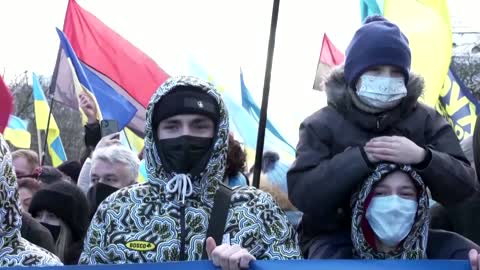 Thousands march in Kyiv against Russian threat