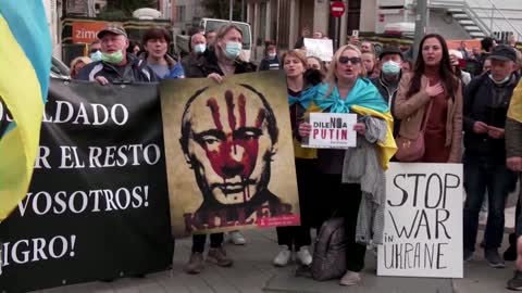 Javier Bardem protests outside Russian embassy