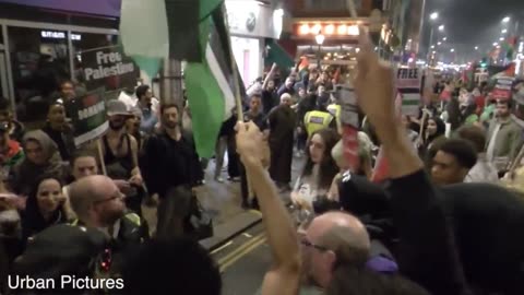 In London a crowd pro-Hamas troublemakers surrounds, pushes and insults the police