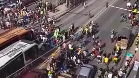 Monumental trancón en Bazurto por protestas