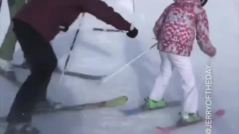 These skiers had no idea what was going on😂😂