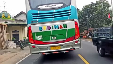 - Balapan bus ! saling pepet bus sugeng rahayu vs primajasa dan bus budiman