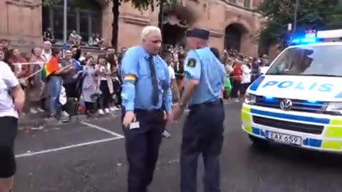 😱🤦‍♂🇸🇪🏳‍🌈Gli agenti di polizia svedesi