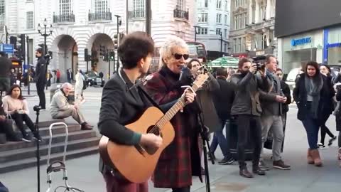 Rod Stewart - Impromptu street performance "Handbags And Gladrags" At London's Piccadilly Circus