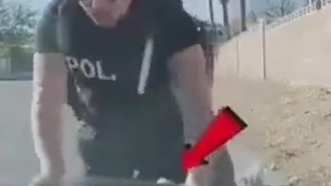 A man saves cop's live from chocking on gum