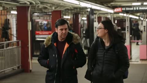 Alanis Morissette Busks in NYC Subway in Disguise