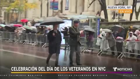 Cumple 103 años el mayor desfile del país en honor a los veteranos | Noticias Telemundo