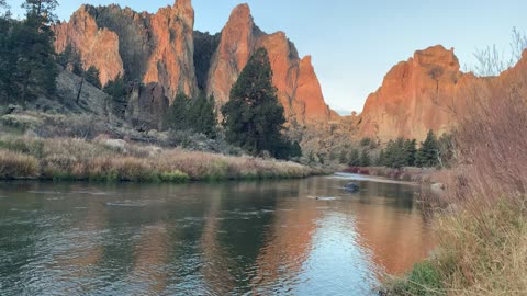 Central Oregon – Smith Rock State Park – Crooked River Shoreline Perspective – 4K