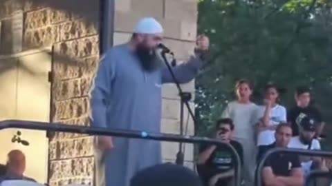 Sydney-based preacher Mohamed Hoblos tells a large crowd “We are with you Palestine