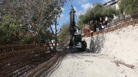 Inserting a foundation pile frame in the pit - GEAX EK40 is a multi-purpose piling rig 4