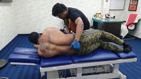 Bodybuilder gets Chiropractic treatment for the first time. | Back pain | Neck pain