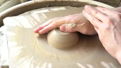 Make The Shape Of Soft Pottery