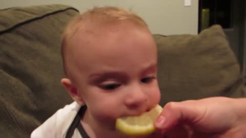 BABY IS TASTING THE LEMON FOR THE FIRTS TIME