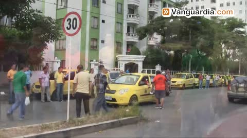 Frente a policías, taxistas agreden a conductores en Bucaramanga